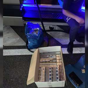 Aproximativ 21.000 țigarete ascunse într-un microbuz,  descoperite în PTF Calafat