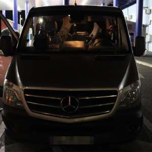 Aproximativ 21.000 țigarete ascunse într-un microbuz,  descoperite în PTF Calafat