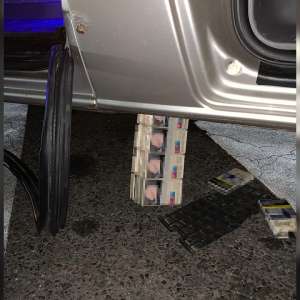 Aproximativ 21.000 țigarete ascunse într-un microbuz,  descoperite în PTF Calafat