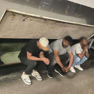 Cinci cetăţeni străini,  depistați ascunși în două TIR-uri la P.T.F. Nădlac