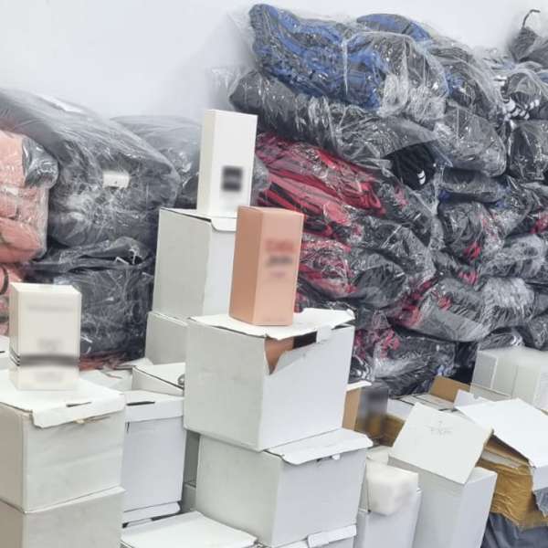 Peste 1.000 de bunuri susceptibile a fi contrafăcute, descoperite într-un autocar, în PTF Giurgiu-Ruse