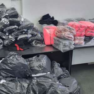 Peste 1.000 de bunuri susceptibile a fi contrafăcute, descoperite într-un autocar, în PTF Giurgiu-Ruse