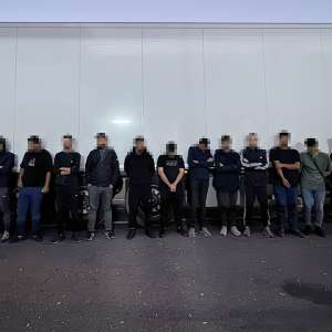 30 de cetățeni străini ascunși printre pepeni și mobilier, depistați de polițiștii de frontieră arădeni