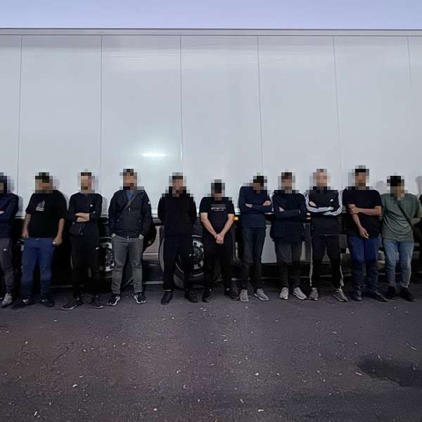 30 de cetățeni străini ascunși printre pepeni și mobilier, depistați de polițiștii de frontieră arădeni