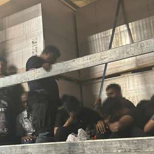 32 de cetățeni străini descoperiți de polițiștii de frontieră de la PTF Nădlac II, ascunși printre mobilă