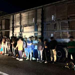 32 de cetățeni străini descoperiți de polițiștii de frontieră de la PTF Nădlac II, ascunși printre mobilă