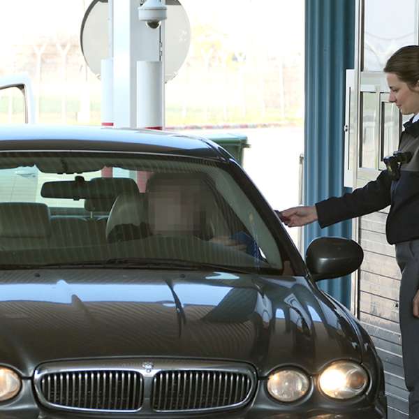La volan cu permis de conducere suspendat
