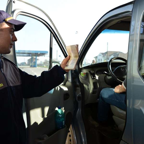 Permis necorespunzător categoriei, descoperit la ieșirea din țară