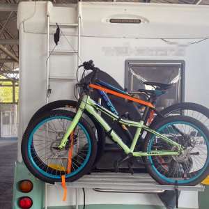 Un autoturism de lux și o autorulotă, ambele căutate de autorități, descoperite de polițiștii de frontieră