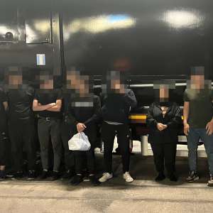 Nouă cetățeni străini depistați de polițiștii de frontieră arădeni