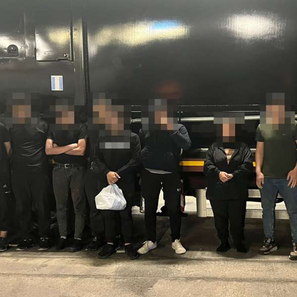 Nouă cetățeni străini depistați de polițiștii de frontieră arădeni