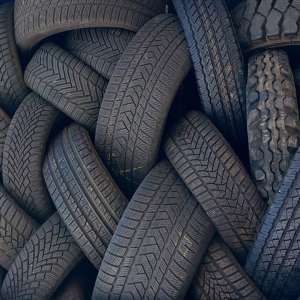 Peste nouă tone de anvelope uzate, oprite la intrarea în ţară