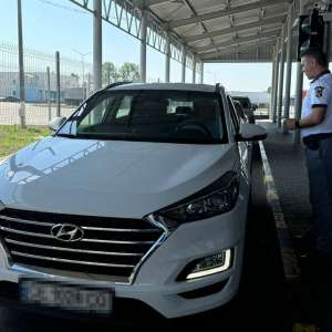 Autovehicul cu numere expirate, oprit la ieșirea din țară
