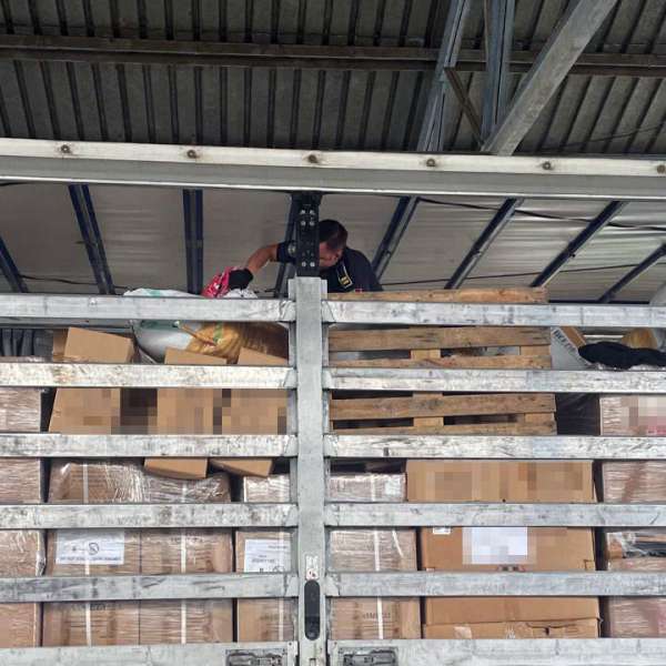 Îmbrăcăminte pentru copii, susceptibilă a fi contrafăcută, descoperită într-un ansamblu rutier în PTF Bechet