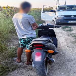 Moped condus de un tânăr fără permis