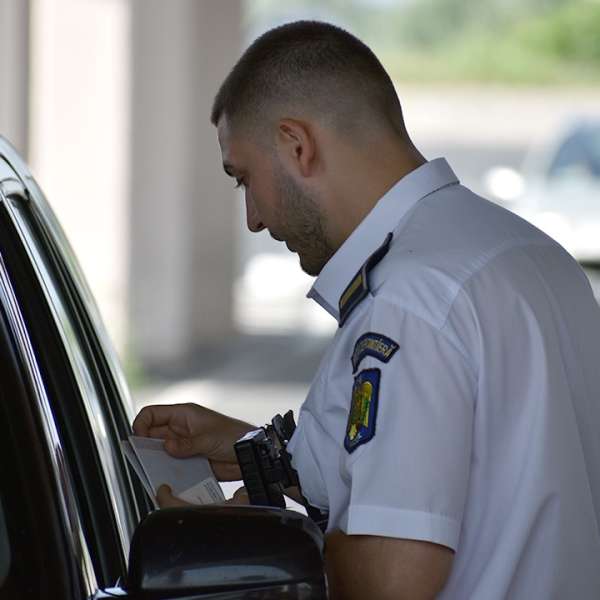 Bărbat depistat de polițiștii de frontieră giurgiuveni în timp ce încerca să intre ilegal în ţară cu un permis de conducere fals