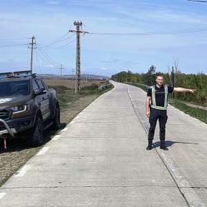 Moped neînmatriculat condus de un tânăr fără permis și având o alcoolemie record