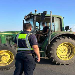 Remorcă fără acte scoasă de pe un drum public de către polițiștii de frontieră