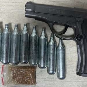 Armă neletală și muniția aferentă, fără documente justificative,descoperite la intrarea în țară