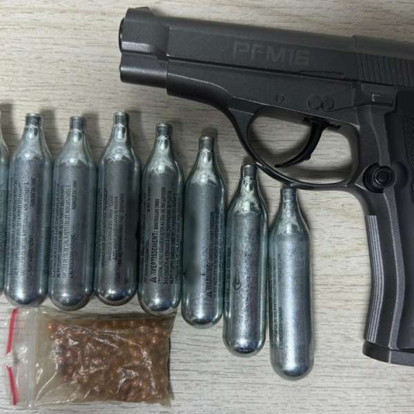 Armă neletală și muniția aferentă, fără documente justificative, descoperite la intrarea în țară