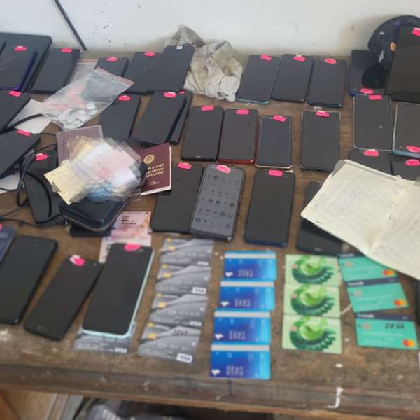 47 de telefoane mobile nedeclarate, confiscate la frontieră