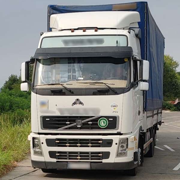 Peste 5.000 de bunuri susceptibile a fi contrafăcute, în valoare de aproximativ 8.500.000 lei, descoperite într-un ansamblu rutier în Punctul de Trecere a Frontierei Călărași