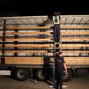 Peste un million de țigări de contrabandă, descoperite de polițiștii de frontieră doljeni