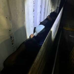 Cinci cetățeni străini depistați de polițiștii de frontieră arădeni după un perete dublu