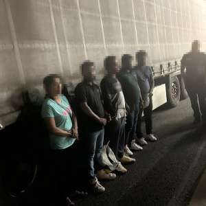 Cinci cetățeni străini depistați de polițiștii de frontieră arădeni după un perete dublu