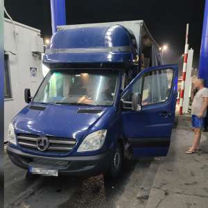 Șase cetățeni sirieni ascunși prin metoda capac  în două lăzi de lemn, depistați în PTF Calafat