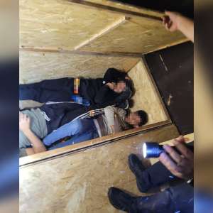 Șase cetățeni sirieni ascunși prin metoda capac  în două lăzi de lemn, depistați în PTF Calafat