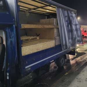 Șase cetățeni sirieni ascunși prin metoda capac  în două lăzi de lemn, depistați în PTF Calafat