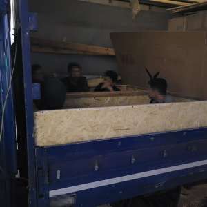 Șase cetățeni sirieni ascunși prin metoda capac  în două lăzi de lemn, depistați în PTF Calafat