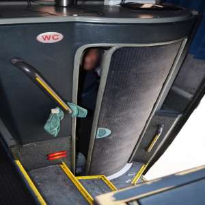 A încercat să eludeze controlul de frontieră, ascuns în toaleta unui autocar, dar s-a ales cu dosar penal