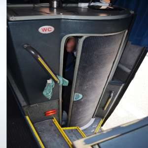 A încercat să eludeze controlul de frontieră, ascuns în toaleta unui autocar, dar s-a ales cu dosar penal