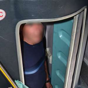 A încercat să eludeze controlul de frontieră, ascuns în toaleta unui autocar, dar s-a ales cu dosar penal