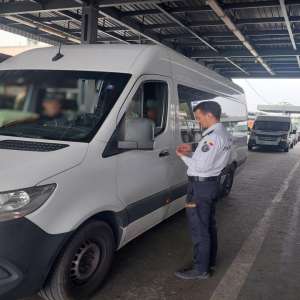 Vehicule radiate din circulație, descoperite în trafic, la ieșirea din România