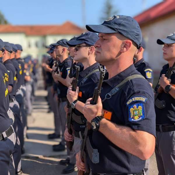 O serie nouă de elevi a depus jurământul militar la Şcoala Avram Iancu Oradea
