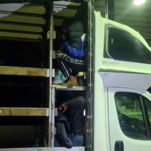 Percheziții domiciliare pentru destructurarea unei ample rețele de trafic de migranți