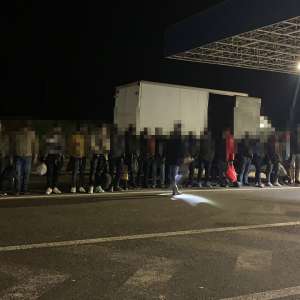 Percheziții domiciliare pentru destructurarea unei ample rețele de trafic de migranți