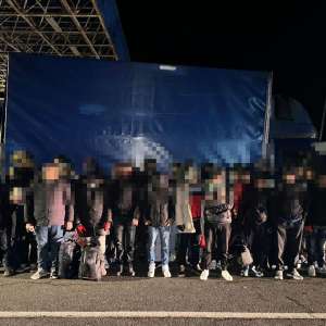 Percheziții domiciliare pentru destructurarea unei ample rețele de trafic de migranți