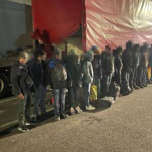 Percheziții domiciliare pentru destructurarea unei ample rețele de trafic de migranți
