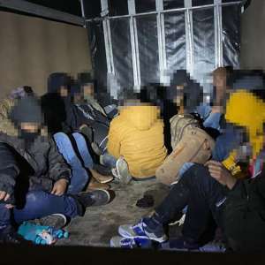 Percheziții domiciliare pentru destructurarea unei ample rețele de trafic de migranți