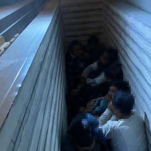 Percheziții domiciliare pentru destructurarea unei ample rețele de trafic de migranți