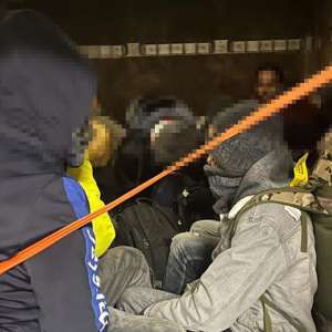 Percheziții domiciliare pentru destructurarea unei ample rețele de trafic de migranți