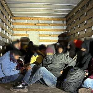 Percheziții domiciliare pentru destructurarea unei ample rețele de trafic de migranți