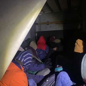 Percheziții domiciliare pentru destructurarea unei ample rețele de trafic de migranți