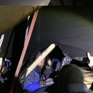 Percheziții domiciliare pentru destructurarea unei ample rețele de trafic de migranți