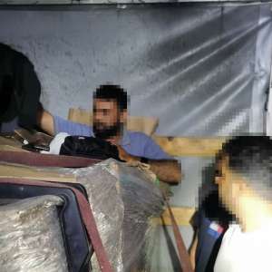 Percheziții domiciliare pentru destructurarea unei ample rețele de trafic de migranți