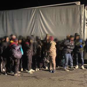 UPDATE: Percheziții domiciliare pentru destructurarea unei ample rețele de trafic de migranți